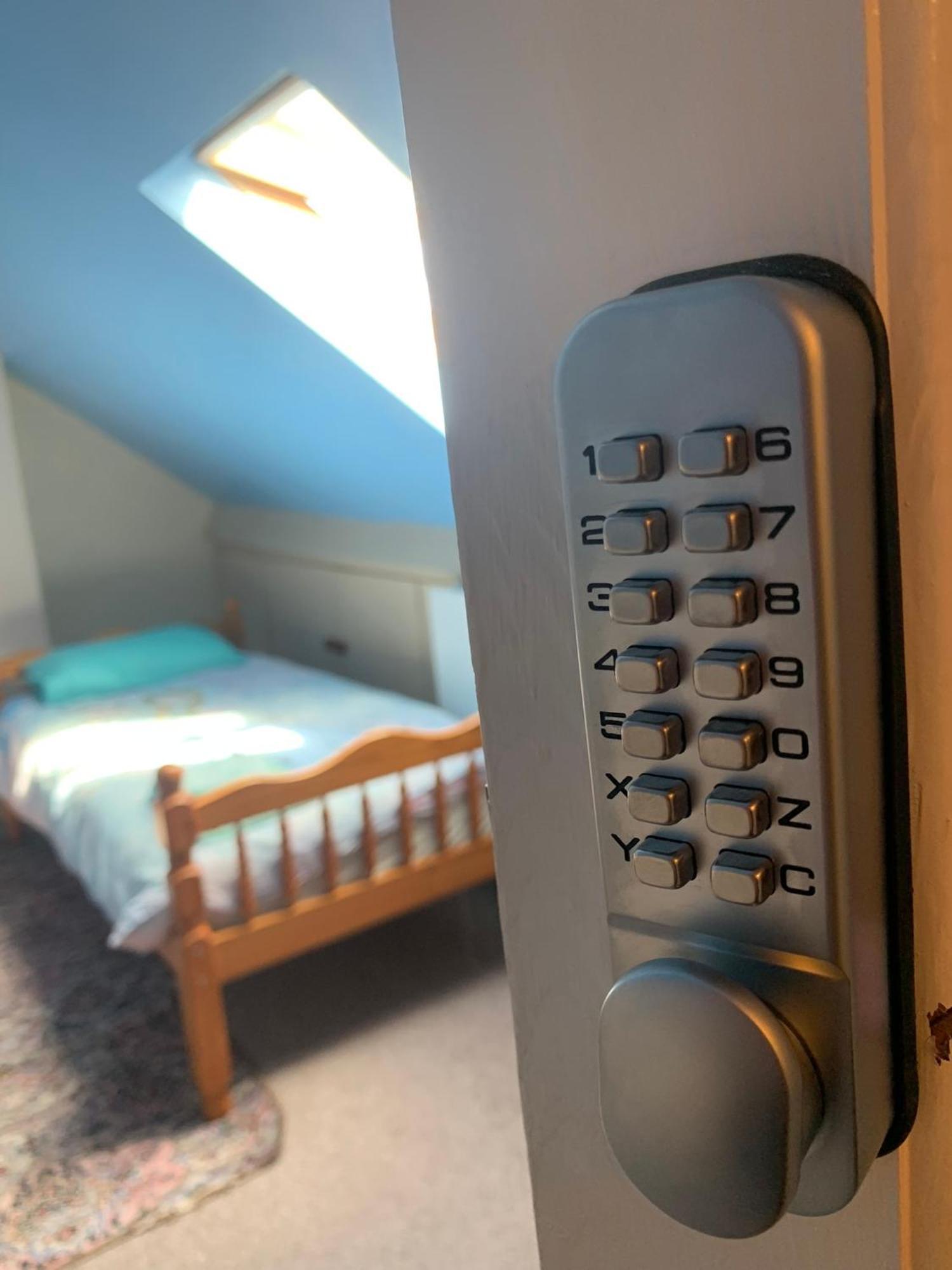 Room Only Guest Accommodation, Guest House Self Catering Bangor  Exterior photo